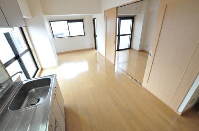 Ｋ－Ｔ・Ｍ・Ｊビル（KTMJ/ケーティエムジェイビル） リビング