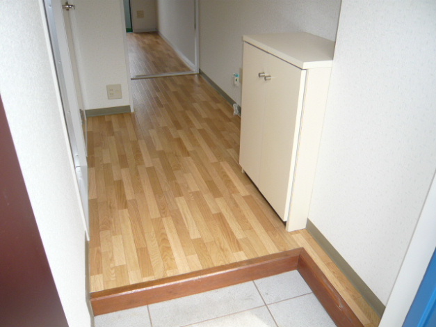 ビレッジ中央 玄関