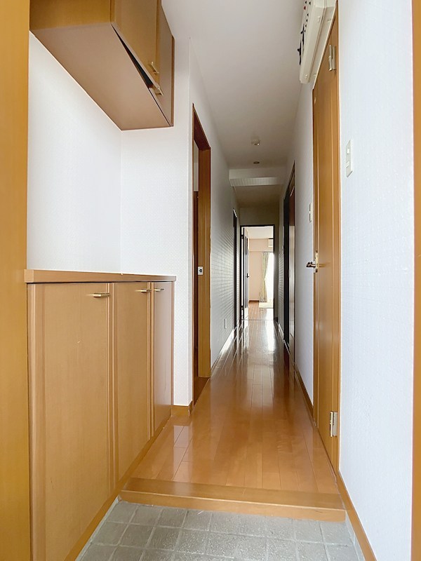 ケルムスコットコート 玄関