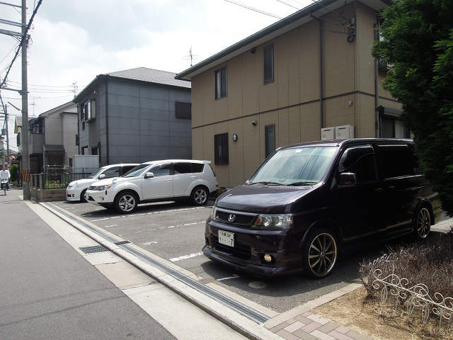 シャーメゾン植田 駐車場