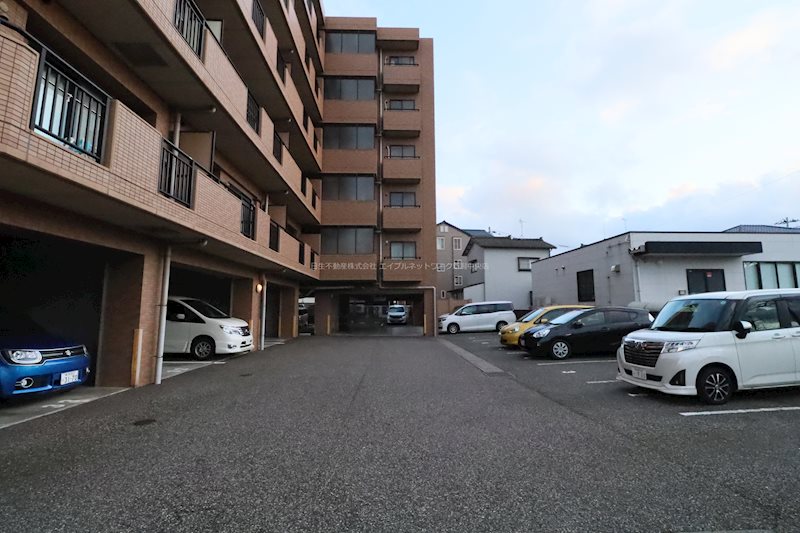 ヴィエンナーレ2000 駐車場