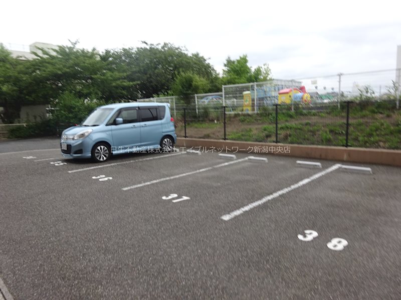 ヴィエンナーレ2000 駐車場