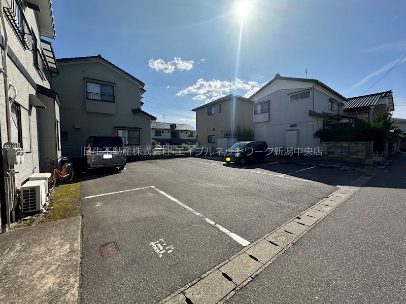 ロイヤル・コート藤E棟 駐車場