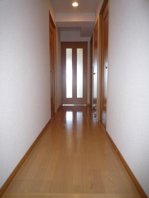 ミラドールＦ 玄関