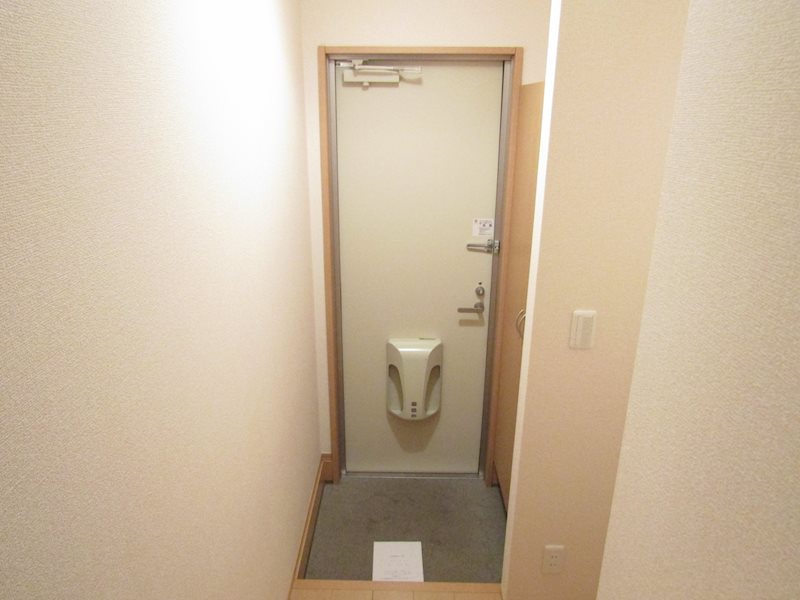 サイドセブン A 玄関