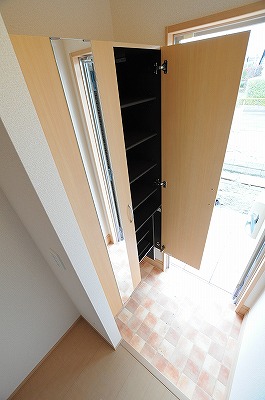 フラワーヒルズ藤 玄関