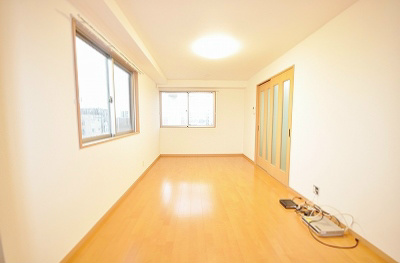 シャトル工大前 リビング