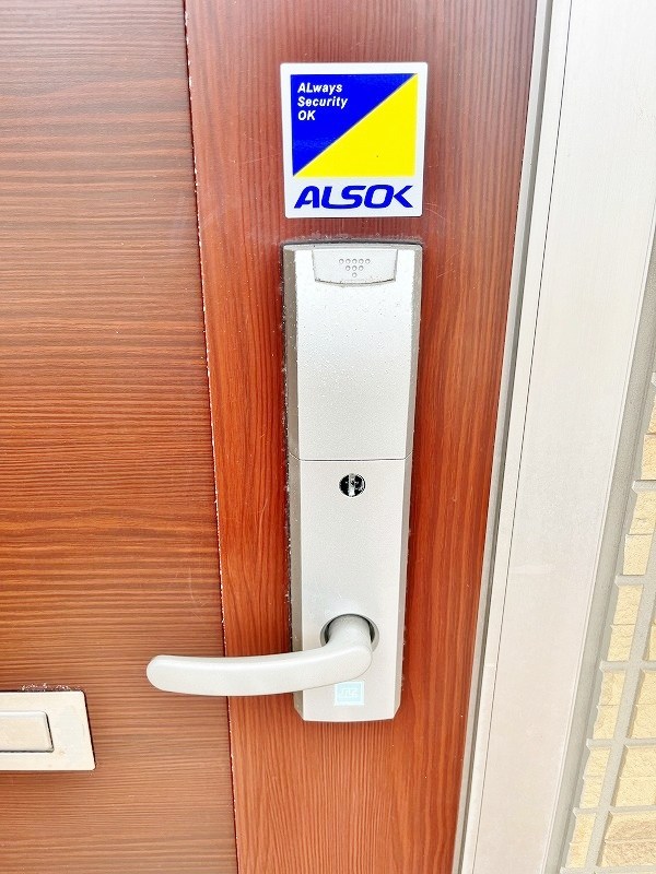 フラワーヒルズ藤 玄関