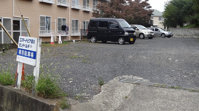 エステートピア吉川 駐車場