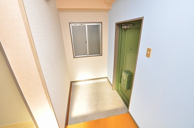 迎ビル 玄関