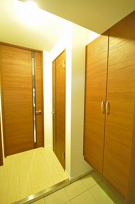 レジナスイート田町 玄関