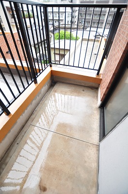 Ｋ－Ｔ・Ｍ・Ｊビル（KTMJ/ケーティエムジェイビル） ベランダ