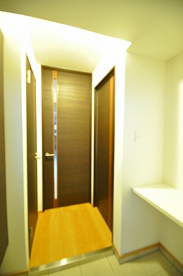 レジナスイート田町 玄関