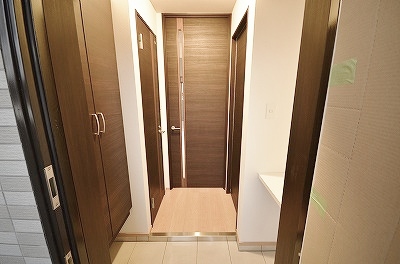 レジナスイート田町 玄関