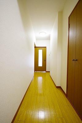 エルスール湯川参番館 玄関