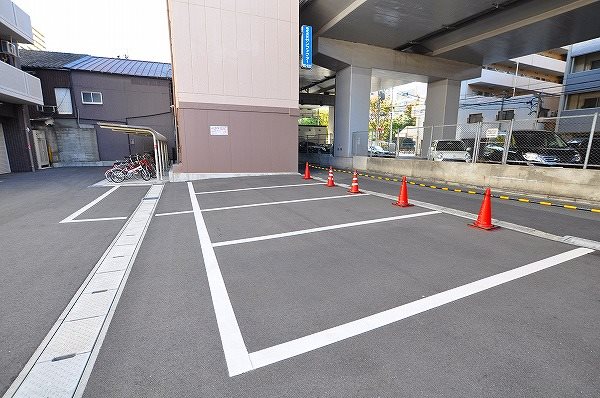 サンルーヴル 駐車場