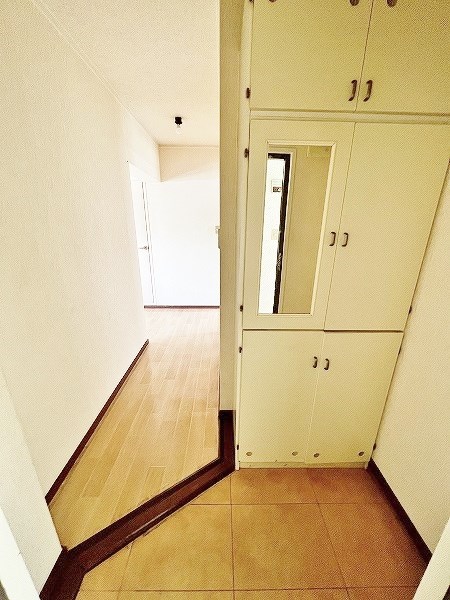 エメラルドマンション三萩野（分譲賃貸） 玄関