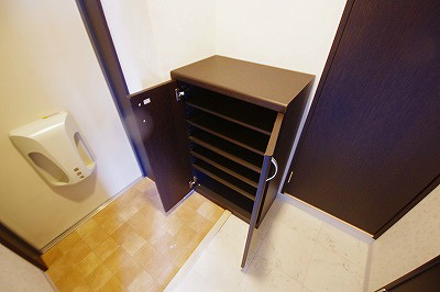 ガウディー 玄関