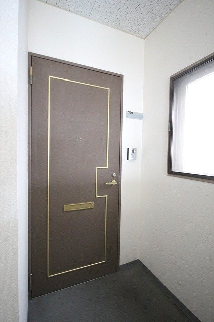 岩崎ビル 玄関