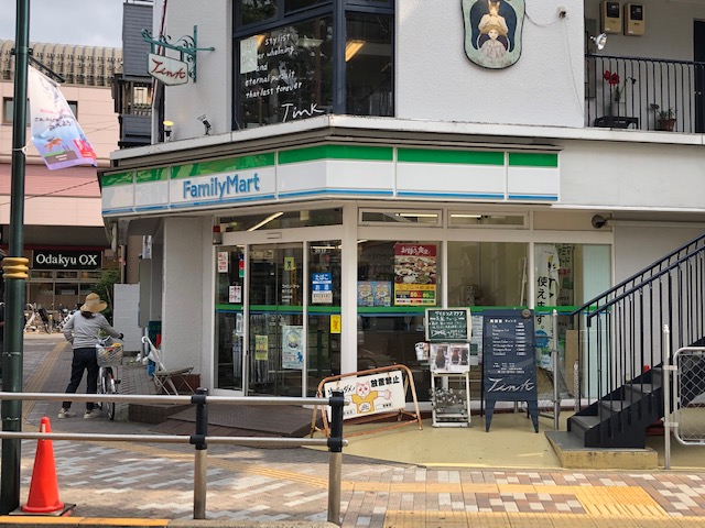 ＨＯＵＳＩＮＧ梅丘ビル コンビニ