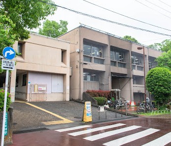 ＨＯＵＳＩＮＧ梅丘ビル 図書館