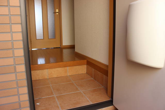 プラシード弐番館 玄関