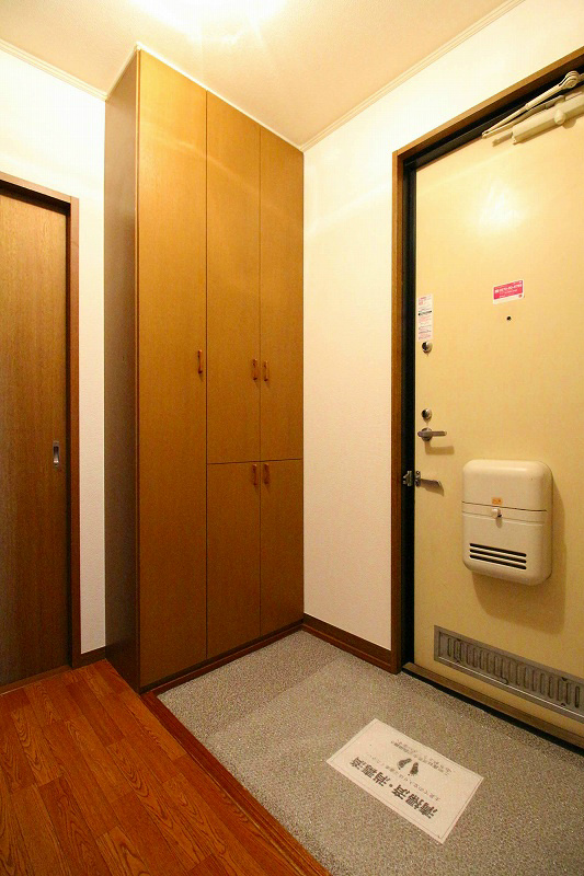 シャルム三番館 玄関