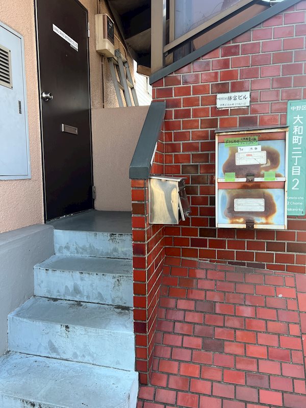 勝富ビル エントランス