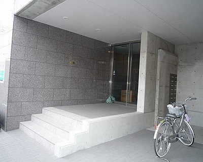 草加市両新田東町楽器可(防音・24時間演奏・ピアノ・弦・管打楽器・声楽)マンション エントランス