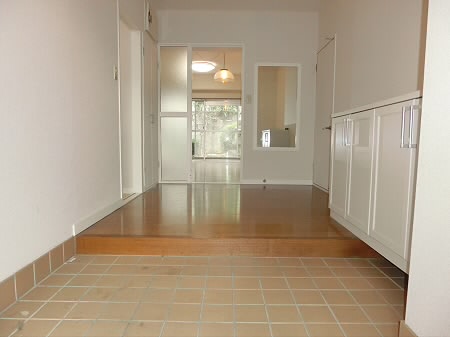 レイ・スギナミ 玄関