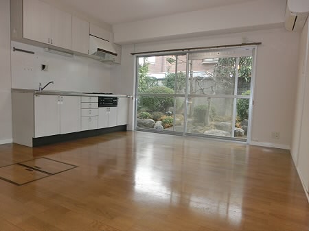 レイ・スギナミ リビング