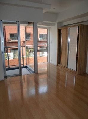 豊島区巣鴨１丁目楽器可（地下共用防音室・24時間演奏・ピアノ・弦管打楽器・声楽）デザイナーズマンション リビング
