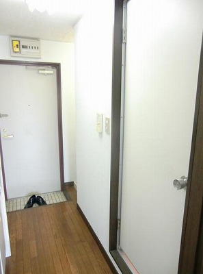 三鷹市新川4丁目楽器可(ピアノ・弦管楽器・声楽)アパート 玄関
