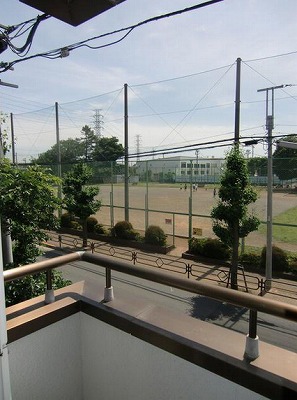 三鷹市新川4丁目楽器可(ピアノ・弦管楽器・声楽)アパート ベランダ