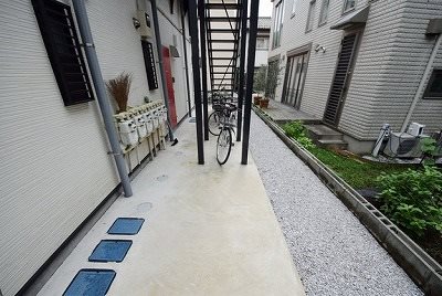 調布市佐須町1丁目楽器可(防音・ピアノ・弦・管楽器・声楽)アパート 駐車場