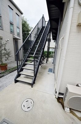 調布市佐須町1丁目楽器可(防音・ピアノ・弦・管楽器・声楽)アパート エントランス