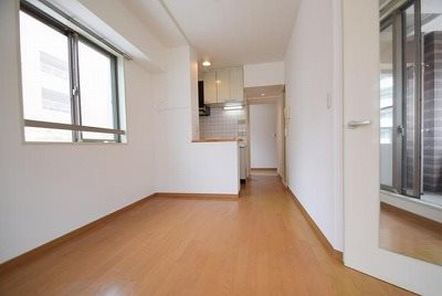 豊島区巣鴨１丁目楽器可（地下共用防音室・24時間演奏・ピアノ・弦管打楽器・声楽）デザイナーズマンション リビング