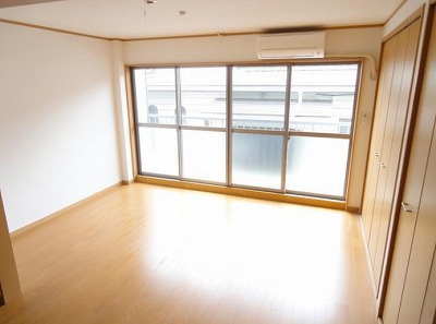 調布市仙川町２丁目楽器可（ピアノ・弦管楽器・声楽・DTM）マンション リビング