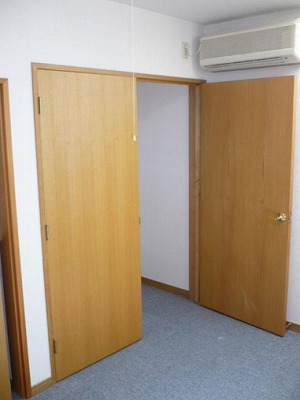 調布市仙川町3丁目楽器可（地下防音室・弦管楽器・声楽）アパート 玄関