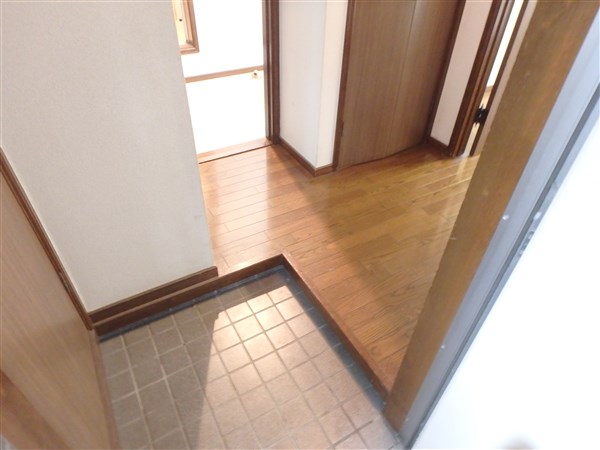 メイプル西野川 玄関