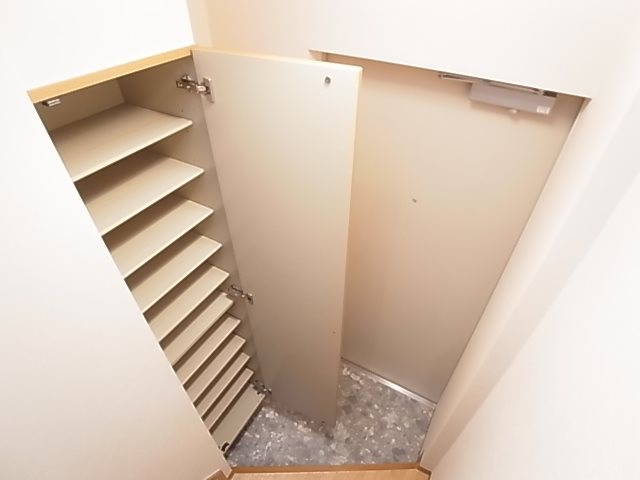 ヴァーグ弐番館 玄関