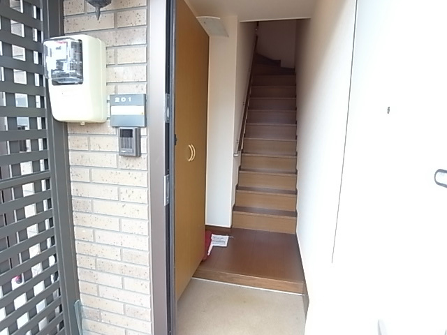 グランモアB 玄関