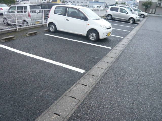 シャンブル桜木C棟 駐車場