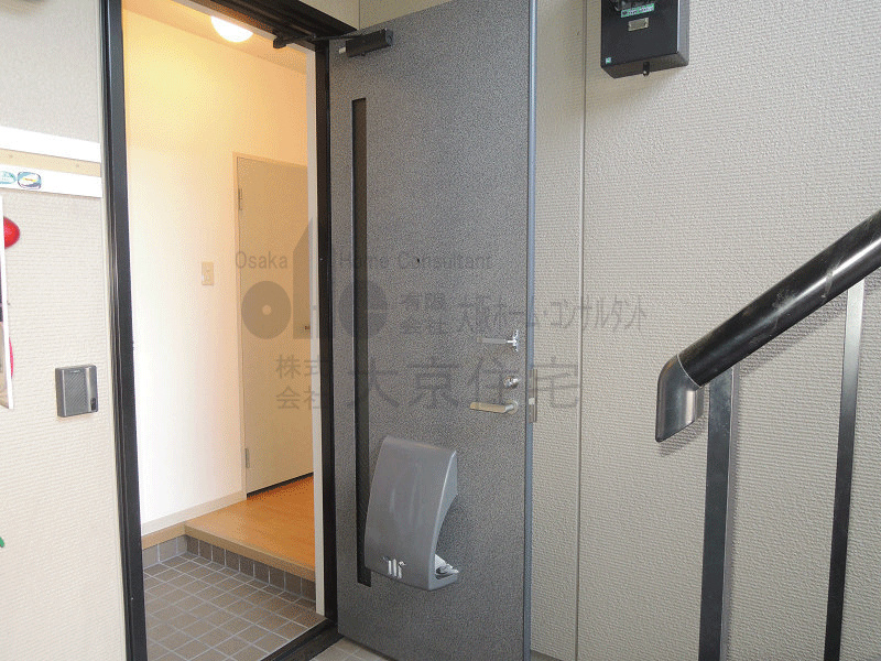新栄プロパティー恩智Ⅲ　　旧パークハイツたつみ 玄関