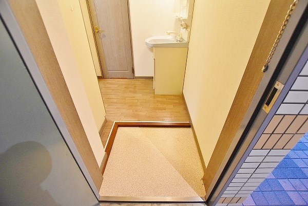 ニューサンリバー６番館 玄関