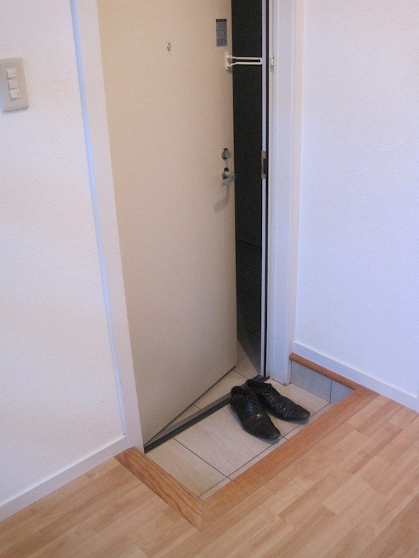 プリマ・六番館 玄関