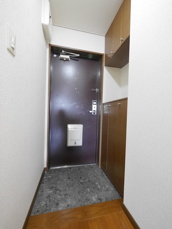 フリーダム岩根中央 玄関