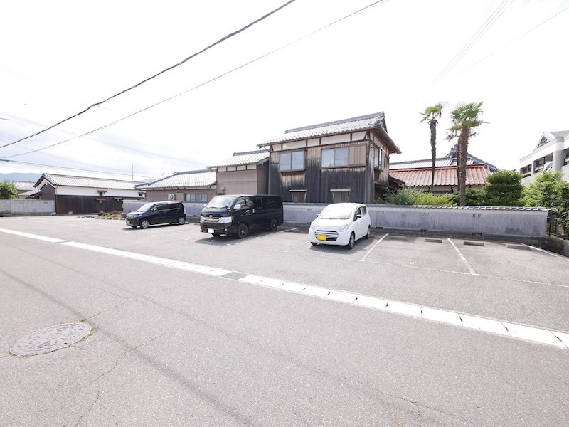 フリーダム岩根中央 駐車場