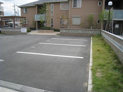 ガーデンコート衣摺 駐車場