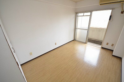 ロワールイン下到津 リビング